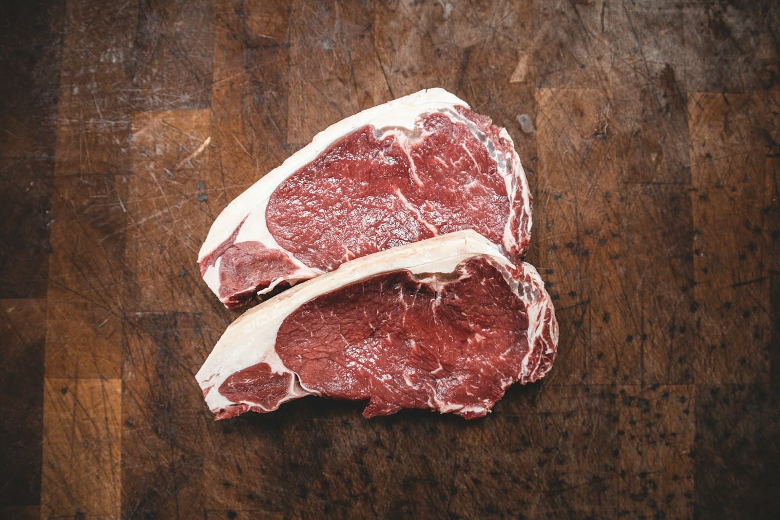 Cortes de carne vacuna sobre tabla de carnicero